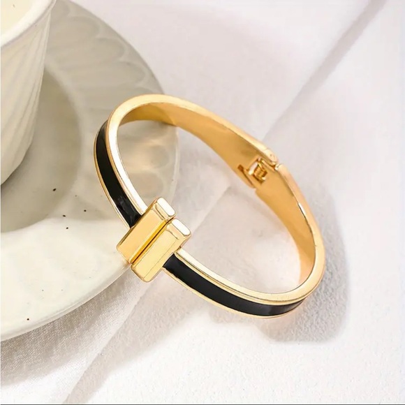 Jewelry - NWT Elegant “H” Clic Bangle Bracelet